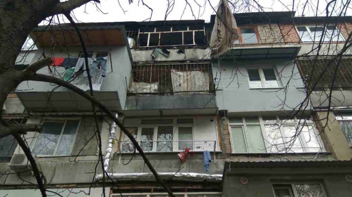 Incendiu într-un cămin familial din sectorul Buiucani. Două autospeciale au mers la faţa locului (FOTO)