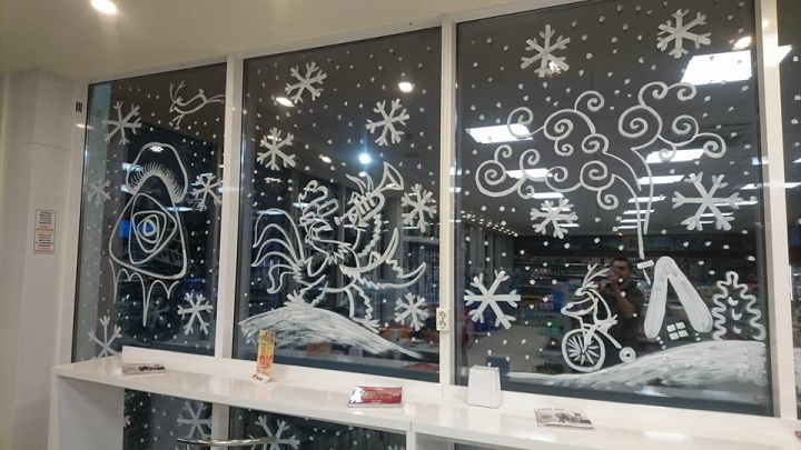 Emoţii în alb! Pictorul Alex Gurschii a adus magia Sărbătorilor pe vitrinele ţării (VIDEO/GALERIE FOTO)