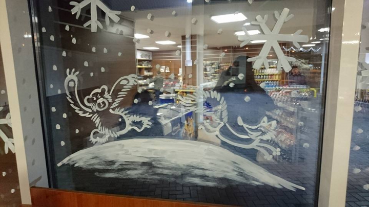 Emoţii în alb! Pictorul Alex Gurschii a adus magia Sărbătorilor pe vitrinele ţării (VIDEO/GALERIE FOTO)