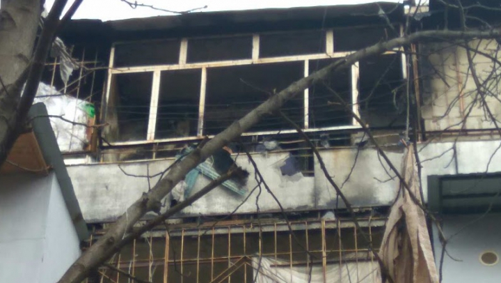 Incendiu într-un cămin familial din sectorul Buiucani. Două autospeciale au mers la faţa locului (FOTO)