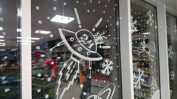 Emoţii în alb! Pictorul Alex Gurschii a adus magia Sărbătorilor pe vitrinele ţării (VIDEO/GALERIE FOTO)