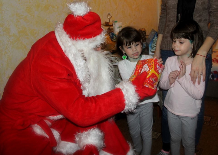 ŢI SE RUPE INIMA! Micile fetiţe ale pompierului erou au fost vizitate de Moş Crăciun (FOTO)