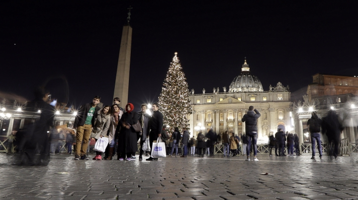 S-au aprins luminițele din Pomul de Crăciun de la Vatican. Ornamentele, create de copii bolnavi de cancer