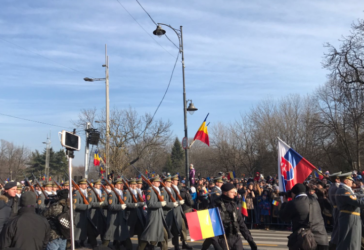 PARADĂ GRANDIOASĂ cu mașini de luptă, tancuri și blindate în Piața Arcului de Triumf din București (VIDEO)