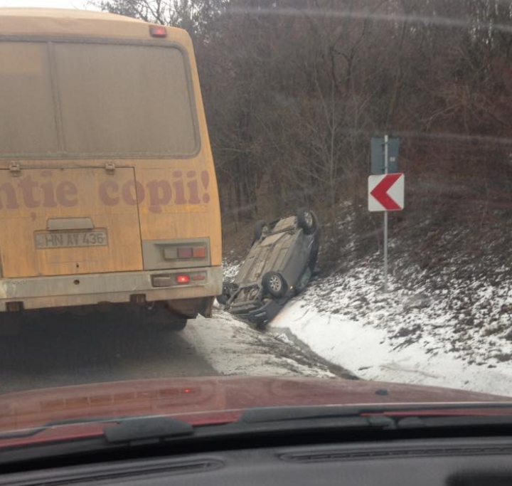 ACCIDENT GRAV la Hânceşti. Un automobil S-A RĂSTURNAT într-un şanţ (FOTO)