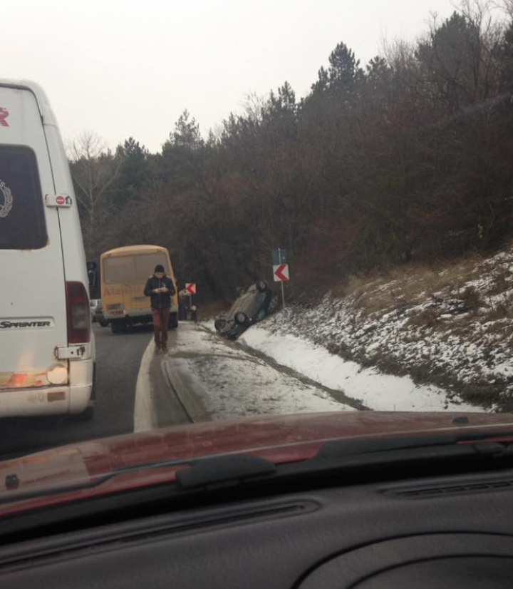 ACCIDENT GRAV la Hânceşti. Un automobil S-A RĂSTURNAT într-un şanţ (FOTO)