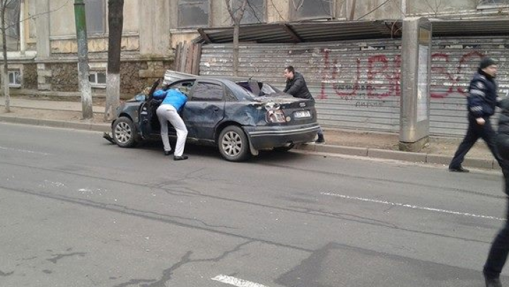 NENOROCIRE în Capitală chiar de Crăciun: Două automobile s-au ciocnit violent (FOTO)