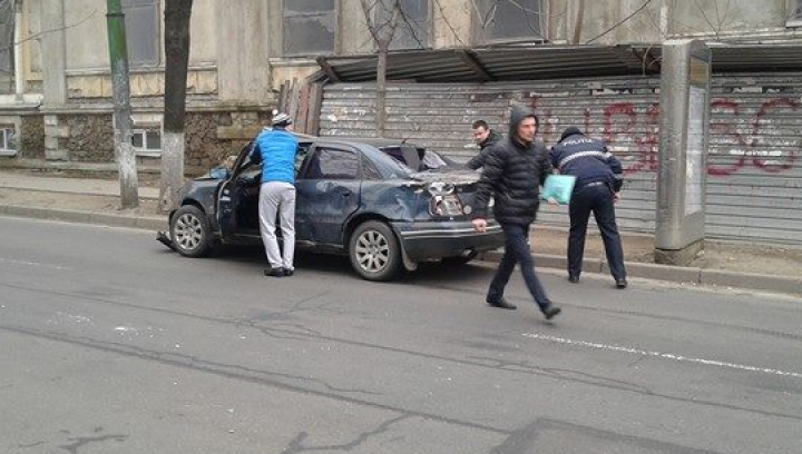 NENOROCIRE în Capitală chiar de Crăciun: Două automobile s-au ciocnit violent (FOTO)