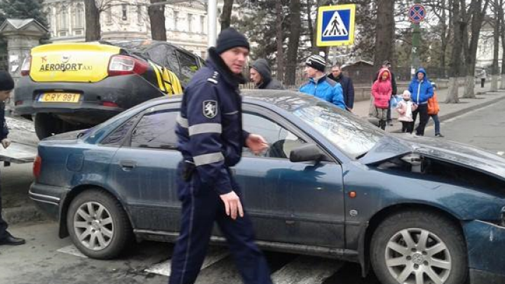 NENOROCIRE în Capitală chiar de Crăciun: Două automobile s-au ciocnit violent (FOTO)