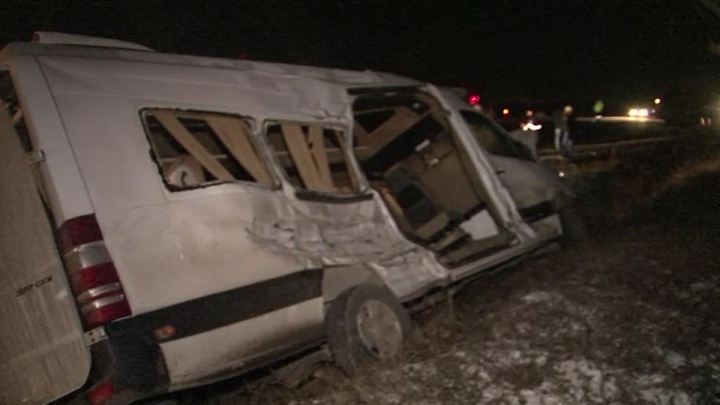 ACCIDENT GRAV la Sîngerei! Un microbuz de linie s-a ciocnit cu un camion. DOI MORȚI ȘI ZECE RĂNIȚI (PRIMELE IMAGINI)