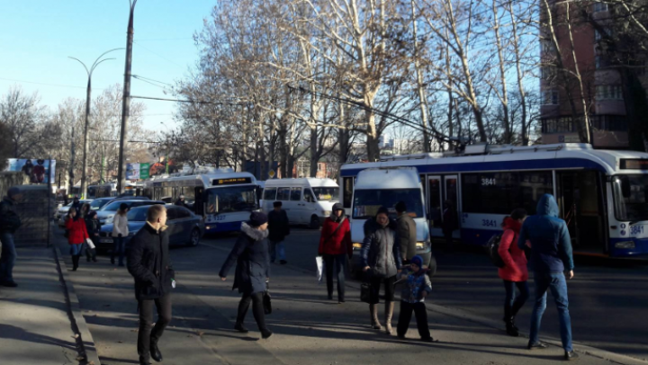 HAOS ÎN TRAFIC! Un microbuz de linie s-a lovit violent cu un troleibuz la Buiucani (FOTO)