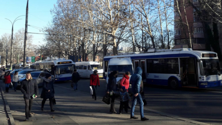 HAOS ÎN TRAFIC! Un microbuz de linie s-a lovit violent cu un troleibuz la Buiucani (FOTO)