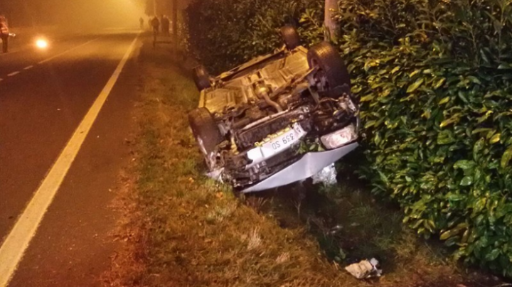 ACCIDENT MISTERIOS: O maşină, răsturnată la marginea drumului, iar şoferul era de negăsit (FOTO)