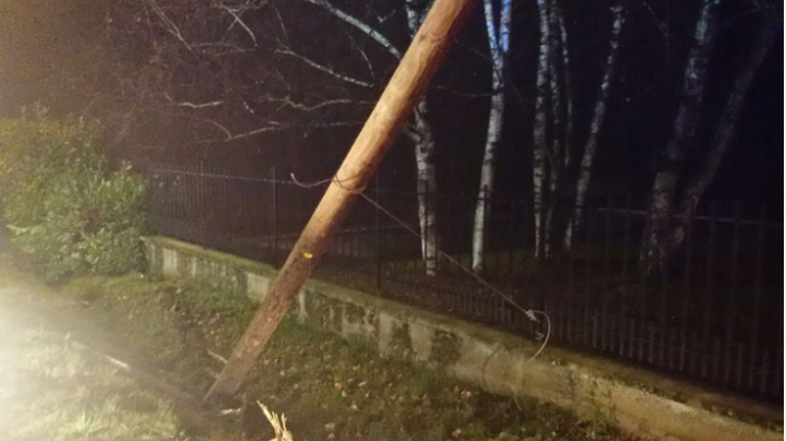 ACCIDENT MISTERIOS: O maşină, răsturnată la marginea drumului, iar şoferul era de negăsit (FOTO)