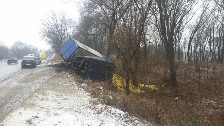 ACCIDENT pe traseul Chişinău - Anenii Noi! Un camion s-a răsturnat (FOTO)