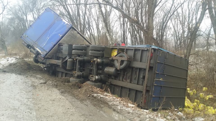 ACCIDENT pe traseul Chişinău - Anenii Noi! Un camion s-a răsturnat (FOTO)