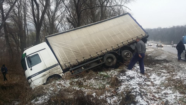 ACCIDENT pe traseul Chişinău - Anenii Noi! Un camion s-a răsturnat (FOTO)