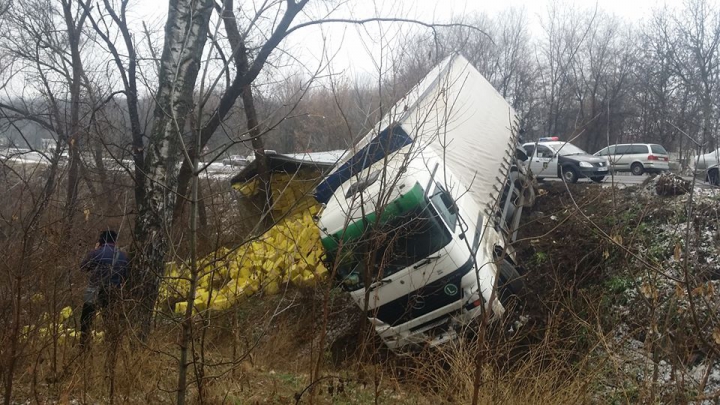 ACCIDENT pe traseul Chişinău - Anenii Noi! Un camion s-a răsturnat (FOTO)