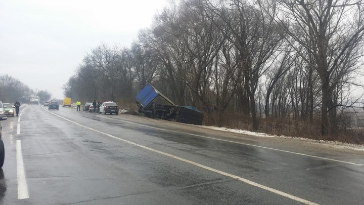 ACCIDENT pe traseul Chişinău - Anenii Noi! Un camion s-a răsturnat (FOTO)