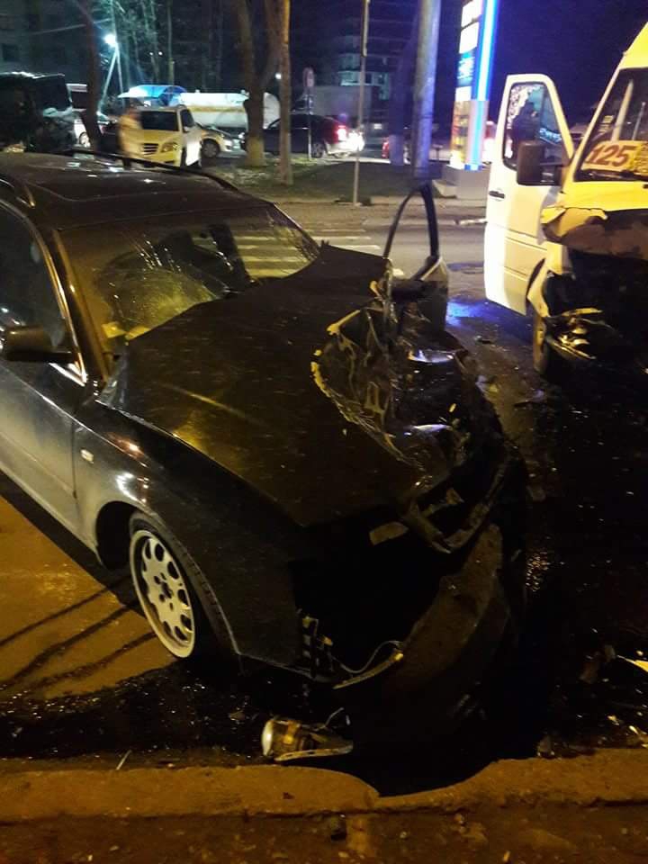 Accident violent pe strada Grenoble: Un autoturism a intrat din plin într-un microbuz de rută (FOTO)