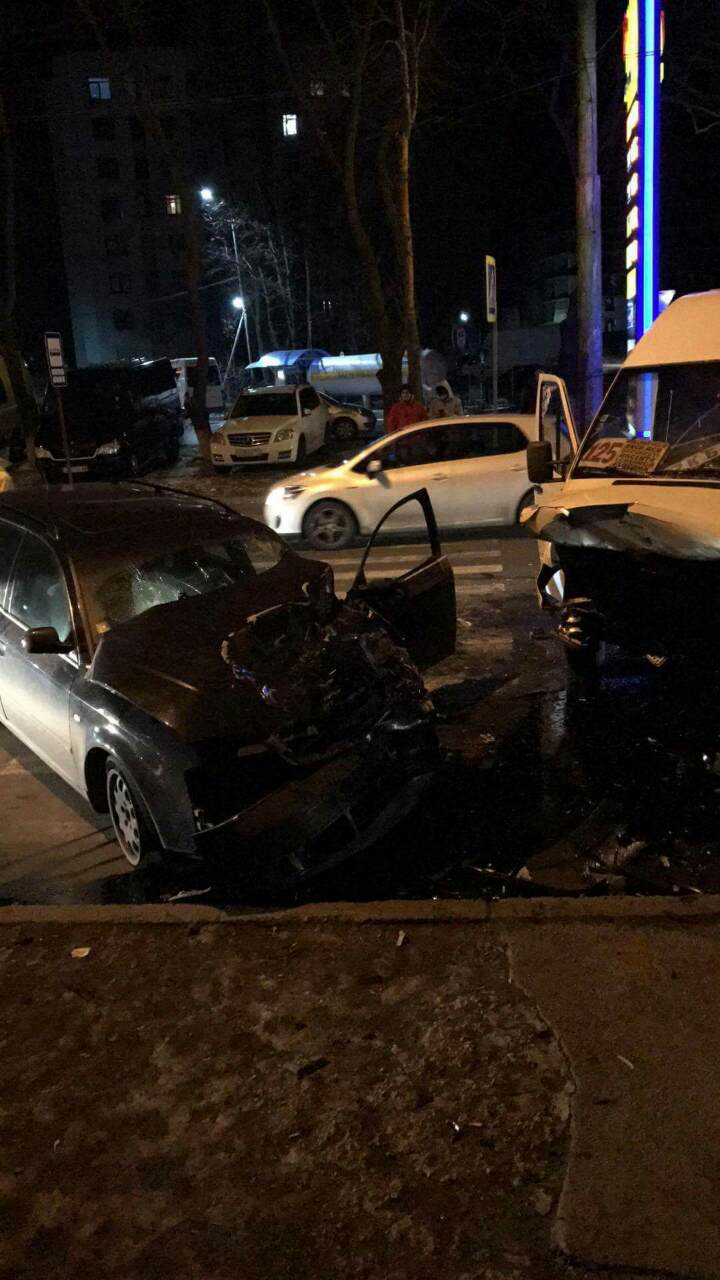 Accident violent pe strada Grenoble: Un autoturism a intrat din plin într-un microbuz de rută (FOTO)