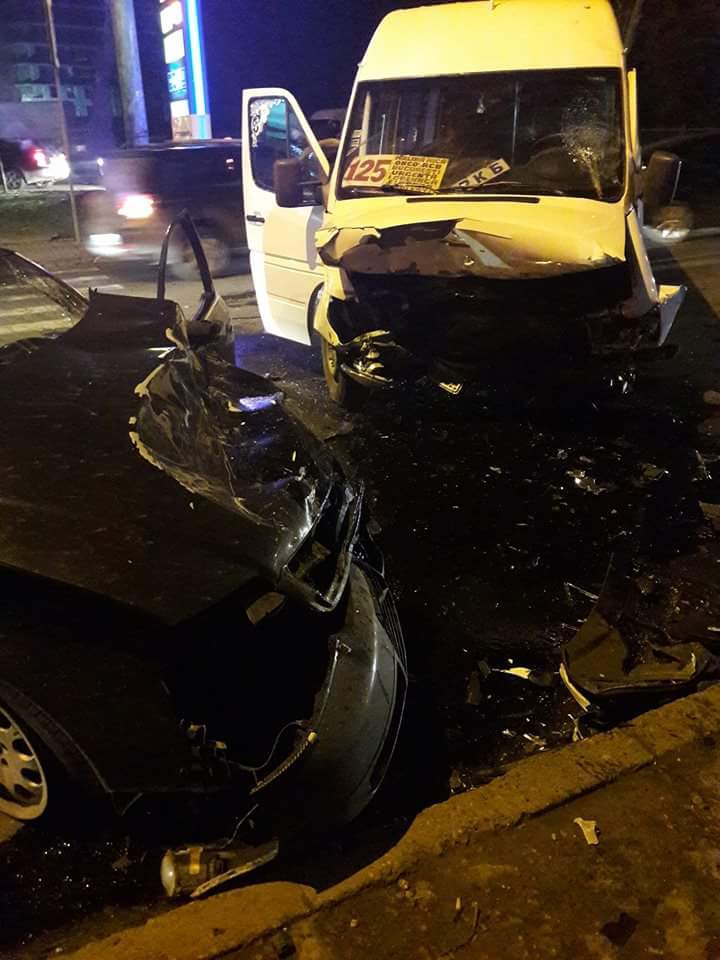 Accident violent pe strada Grenoble: Un autoturism a intrat din plin într-un microbuz de rută (FOTO)