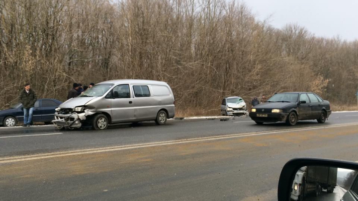 GRAV ACCIDENT RUTIER în apropiere de Ivancea! Două maşini s-au ciocnit frontal (FOTO/VIDEO)