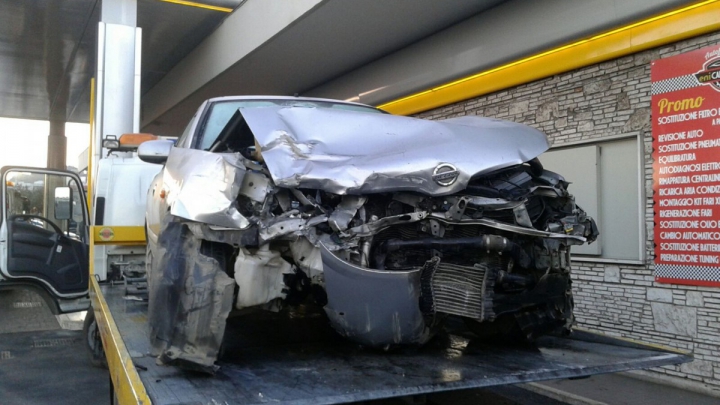 A cauzat un ACCIDENT GRAV după ce a trecut pe roşu! Un moldovean, dat în căutare (FOTO)