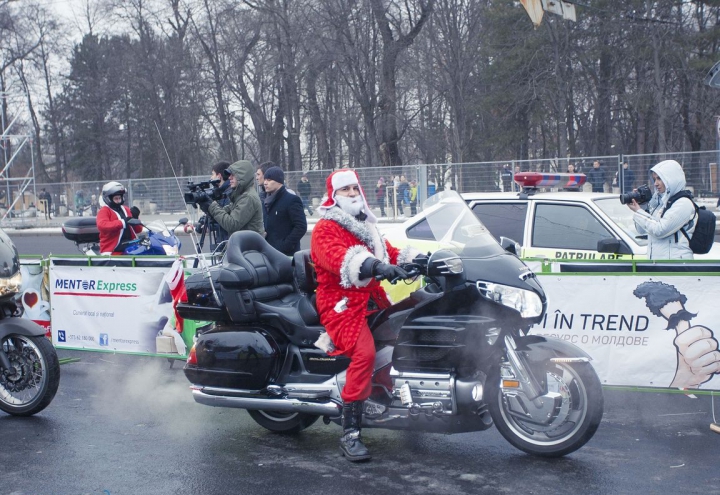 Trei kilometri de magie! Zeci de familii au participat la maratonul de Crăciun din centrul Capitalei (FOTO)