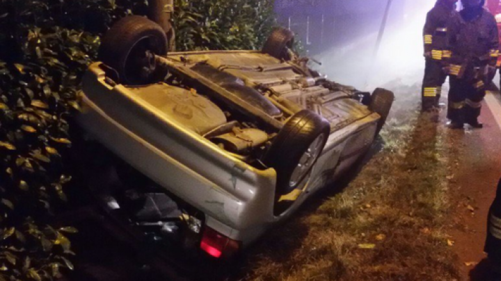 ACCIDENT MISTERIOS: O maşină, răsturnată la marginea drumului, iar şoferul era de negăsit (FOTO)