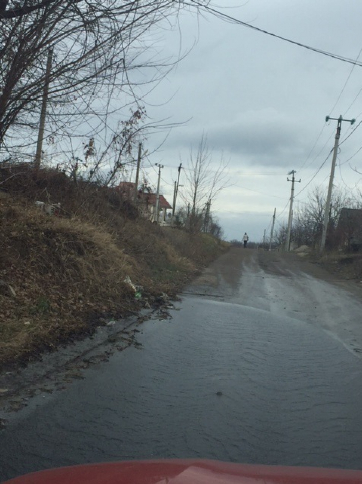 "Izvorul nesecat" de la Codru! O ţeavă de canalizare curge încontinuu de trei zile (FOTO)