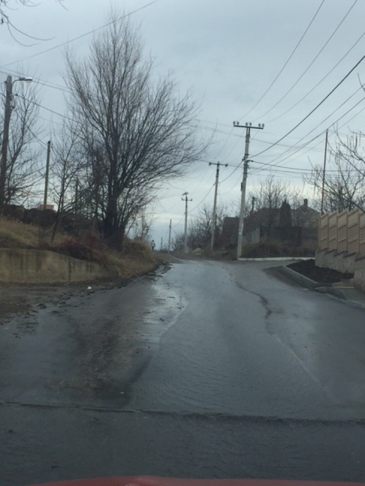 "Izvorul nesecat" de la Codru! O ţeavă de canalizare curge încontinuu de trei zile (FOTO)