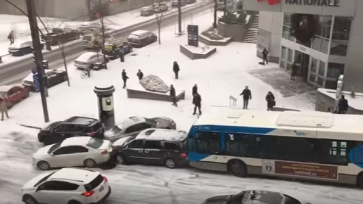 PUBLIKA WORLD: Două autobuze şi un utilaj de deszăpezire, implicate într-un accident în lanț (VIDEO)