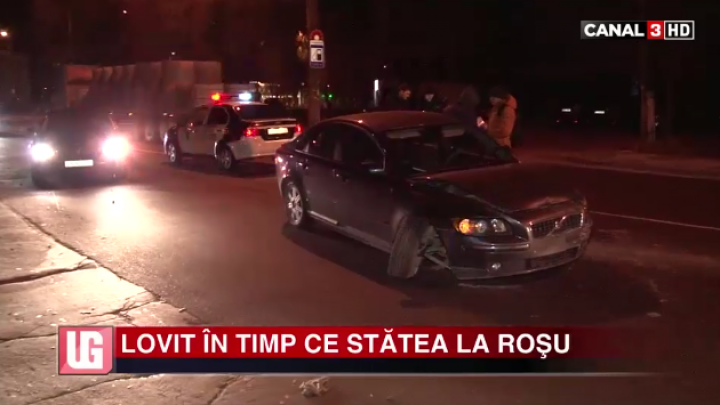 GRAV ACCIDENT în Capitală! Lovit VIOLENT în timp ce stătea la roşu (FOTO)