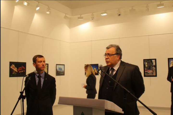 Ambasadorul Rusiei la Ankara a fost UCIS de un terorist, la o expoziţie de artă din Turcia (FOTO/VIDEO)