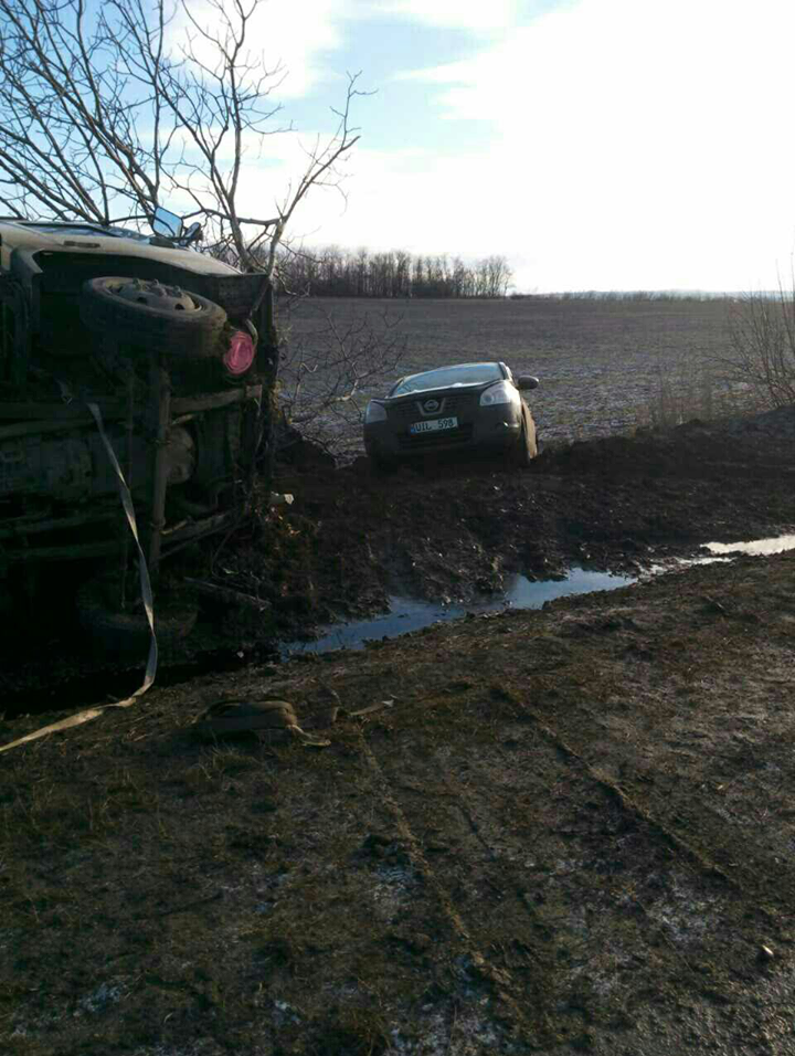 Accident în lanț la Fălești. Un camion s-a răsturnat într-un șanț (FOTO)