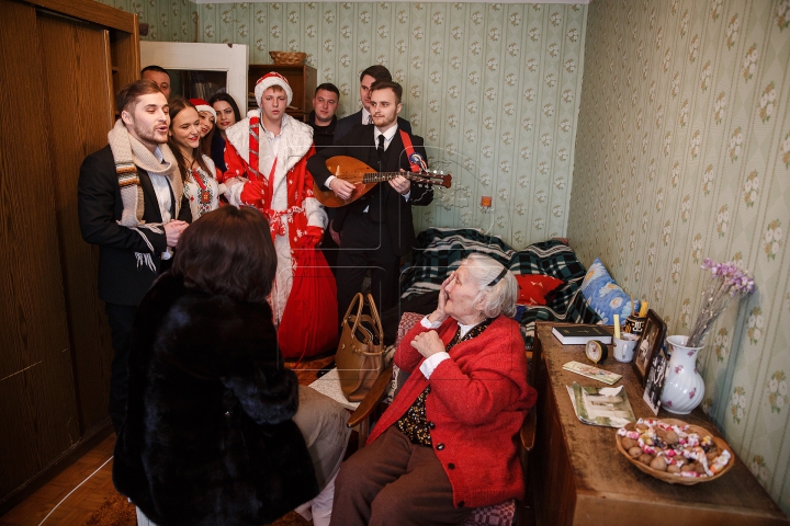 "Fii chiar tu Moș Crăciun!" Tinerii PDM şi Monica Babuc au colindat şi le-au adus daruri marilor artişti din ţară (FOTO)