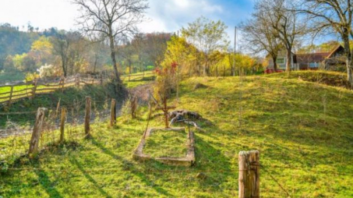 Comuna fără cimitir. Morții sunt îngropați direct în gospodărie. Unde se întâmplă