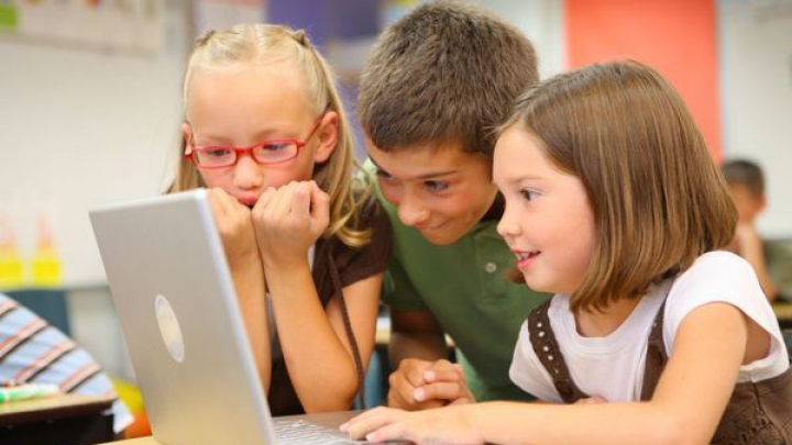 Kaspersky: Opt din zece părinţi sunt îngrijoraţi faţă de siguranţa celor mici în mediul online