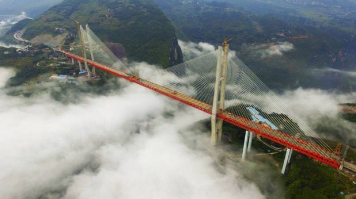 Cel mai înalt pod din lume, inaugurat în China (VIDEO)