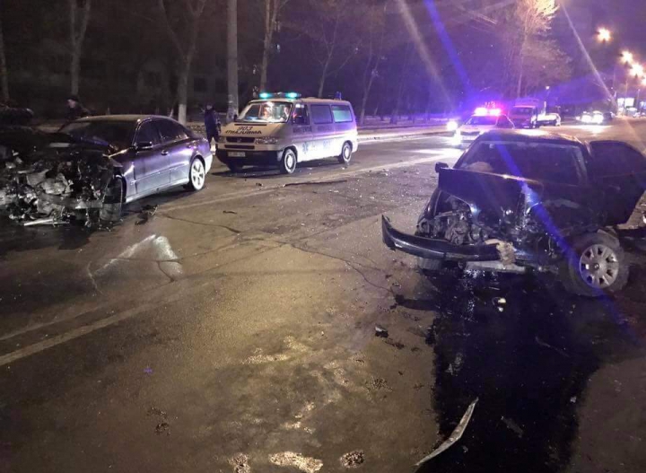 ACCIDENT VIOLENT în Capitală! Două mașini s-au ciocnit frontal (FOTO)