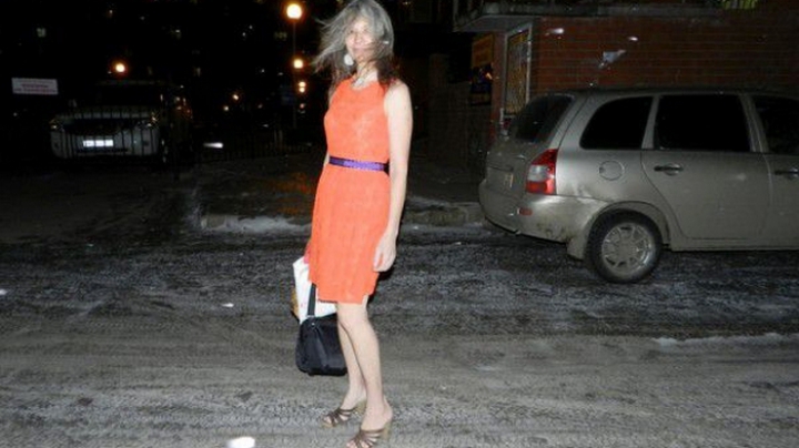 O pensionară umblă în haine de vară în mijlocul iernii. Care este MOTIVUL (FOTO)