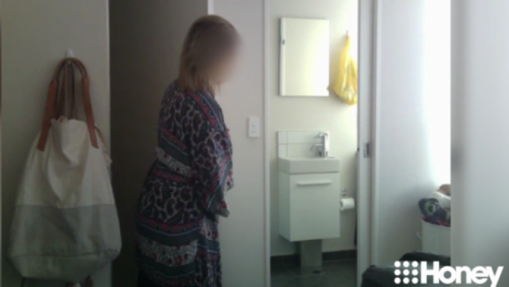 A instalat o cameră video în apartamentul pe care îl închiria. Când s-a uitat la înregistrări, A ÎNLEMNIT