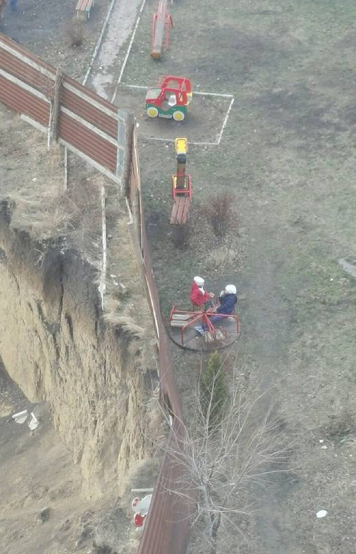 Se joacă pe marginea PRĂPASTIEI! Lângă un teren de joacă din Stăuceni a fost săpată o GROAPĂ IMENSĂ (FOTO)