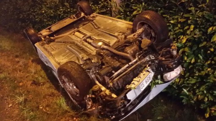 ACCIDENT MISTERIOS: O maşină, răsturnată la marginea drumului, iar şoferul era de negăsit (FOTO)