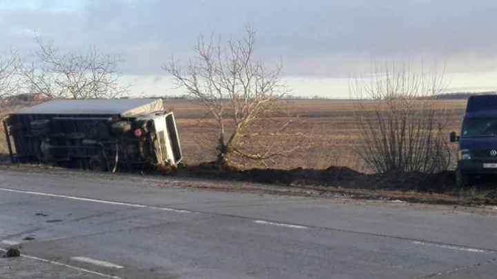 Accident în lanț la Fălești. Un camion s-a răsturnat într-un șanț (FOTO)