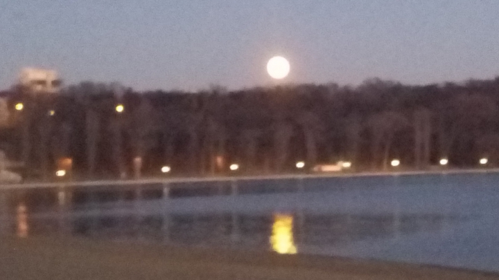 Ultima SUPER-LUNĂ din acest an. Imagini spectaculoase din Chișinău