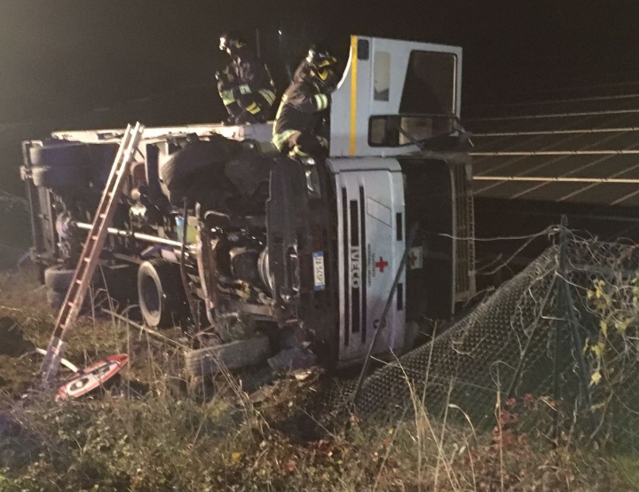 Un camion, răsturnat într-un canal de scurgere! Medicii şi salvatorii, la faţa locului (FOTO)