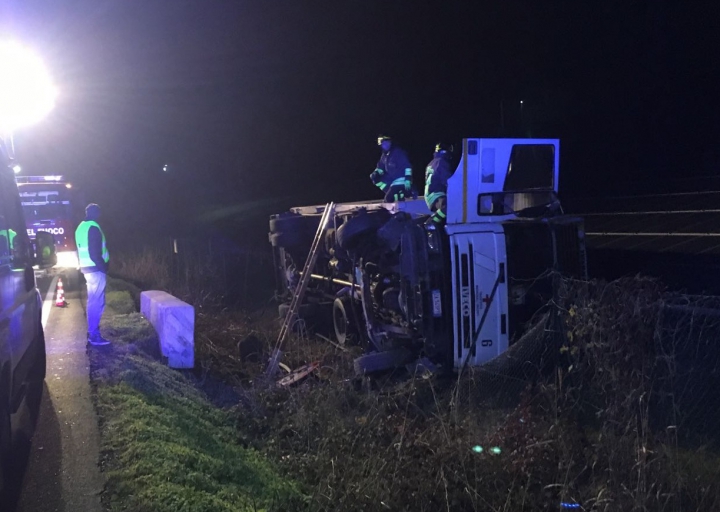 Un camion, răsturnat într-un canal de scurgere! Medicii şi salvatorii, la faţa locului (FOTO)