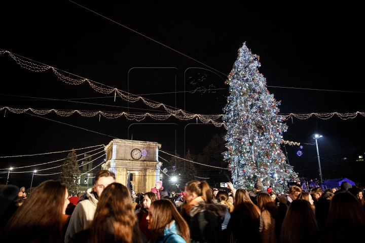 Feeria sărbătorilor de iarnă în Chişinău. IMPRESIILE locuitorilor şi ale oaspeţilor Capitalei (FOTOREPORT)
